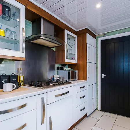 בית נופש 3br Salford Sleeps 7 Kitchen Parking *