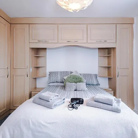 Media Home, Sleeps 7, Full Kitchen, Parking For 2 * Manchester