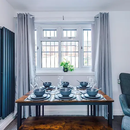 3br Salford Sleeps 7 Kitchen Parking Semesterbostad