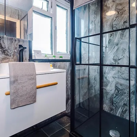 3br Salford Sleeps 7 Kitchen Parking *