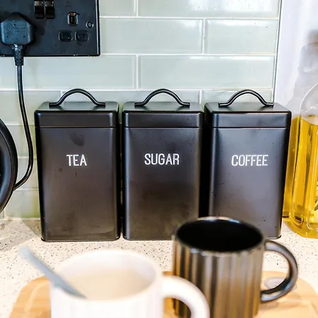 Semesterbostad 3br Salford Sleeps 7 Kitchen Parking