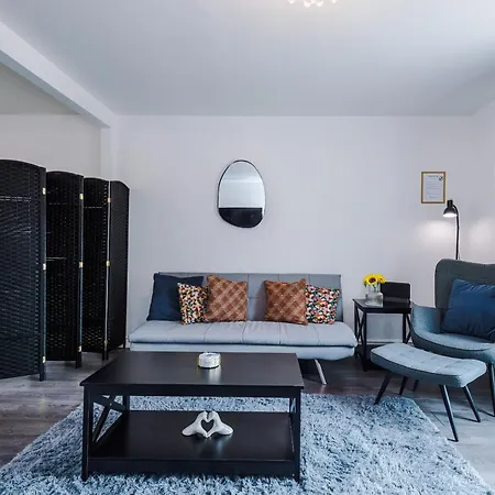 בית נופש 3br Salford Sleeps 7 Kitchen Parking