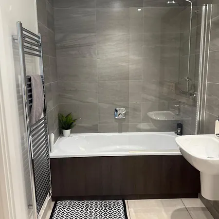 Modern Centre 2 Bedroom With Large Balcony مانشستر