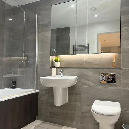 Modern Centre 2 Bedroom With Large Balcony