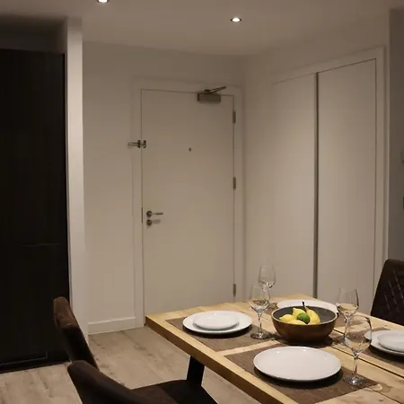 Modern Centre 2 Bedroom With Large Balcony مانشستر