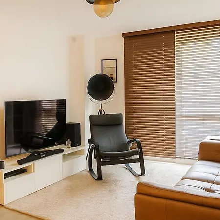 Modern Centre 2 Bedroom With Large Balcony شقة *