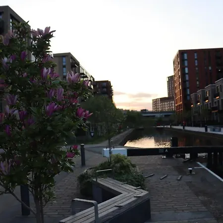 Modern Centre 2 Bedroom With Large Balcony