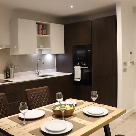 아파트 Modern Centre 2 Bedroom With Large Balcony *