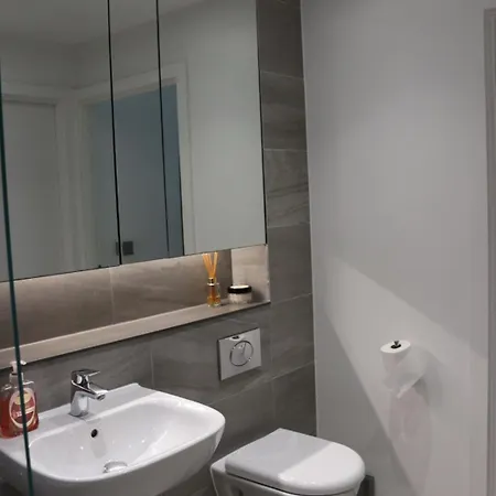 Modern Centre 2 Bedroom With Large Balcony 아파트 *