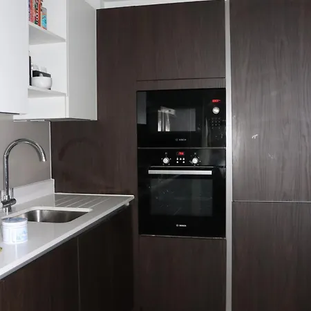 Modern Centre 2 Bedroom With Large Balcony *