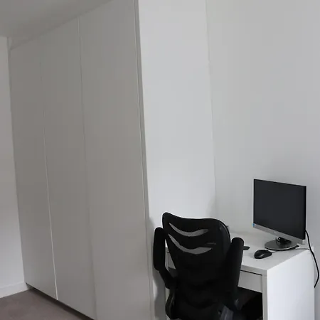 Modern Centre 2 Bedroom With Large Balcony *