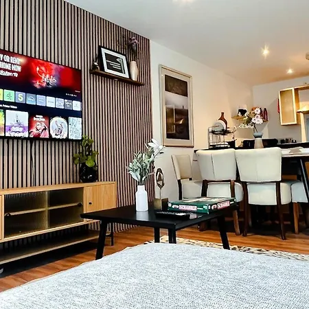Boutique Two-bedroom Near Old Trafford, Sleeps Six, Free Parking Daire *