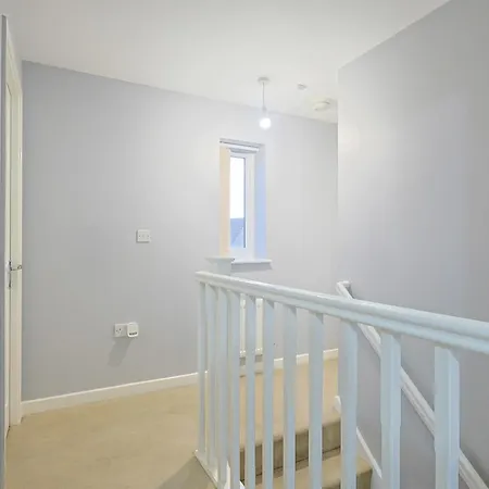 3-beds Sleeps 6 With On-site Parking Holiday home Manchester