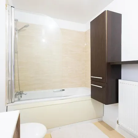 Holiday home 3-beds Sleeps 6 With On-site Parking *