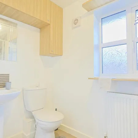 3-beds Sleeps 6 With On-site Parking *