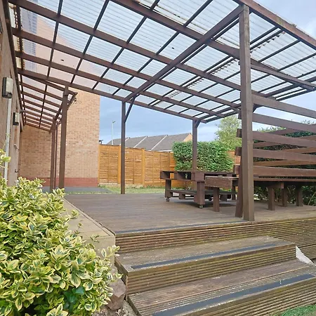 3-beds Sleeps 6 With On-site Parking Holiday home Manchester