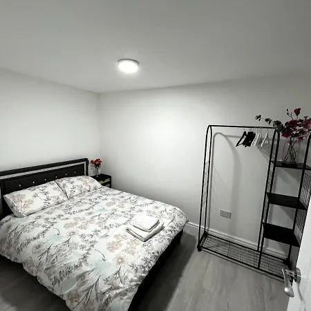 Cosy Newly Built Self-contained Garden Flat Apartment Manchester