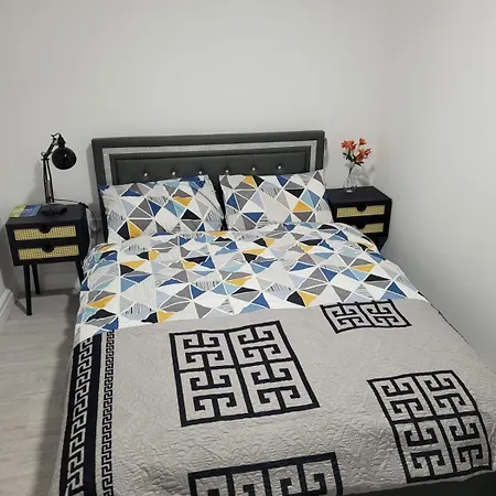 Cosy Newly Built Self-contained Garden Flat דירה *