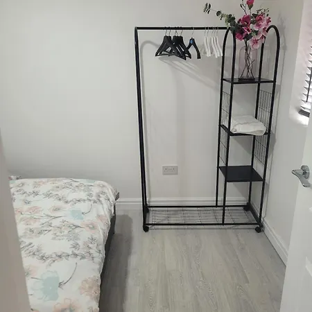 Cosy Newly Built Self-contained Garden Flat *