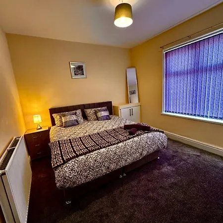 펜션 Cosy 4 Bedder House Near Centre *