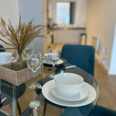 The Dyche - Spacious - Local Attractions *