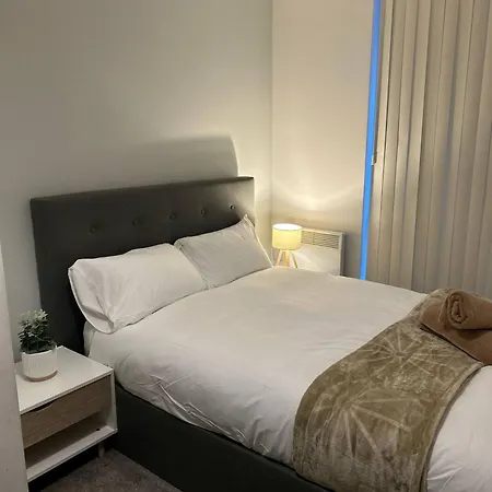 The Dyche - Spacious - Local Attractions