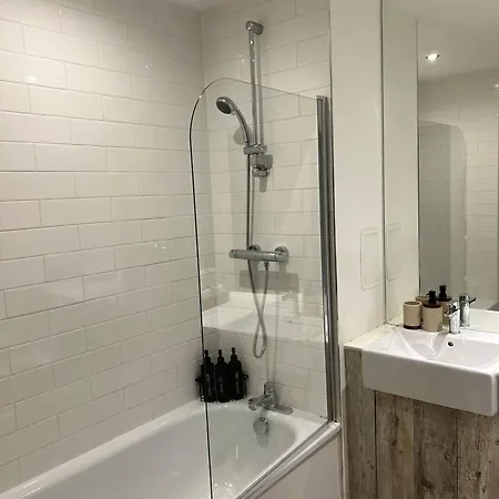 The Dyche - Spacious - Local Attractions *