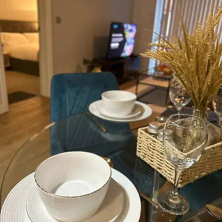 The Dyche - Spacious - Local Attractions