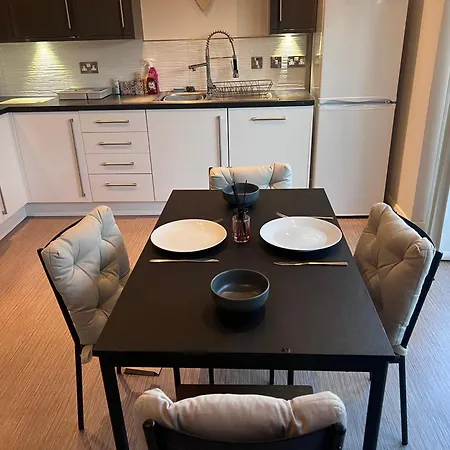 בית נופש Spacious 2 Bed House In Manchester With Private Parking *
