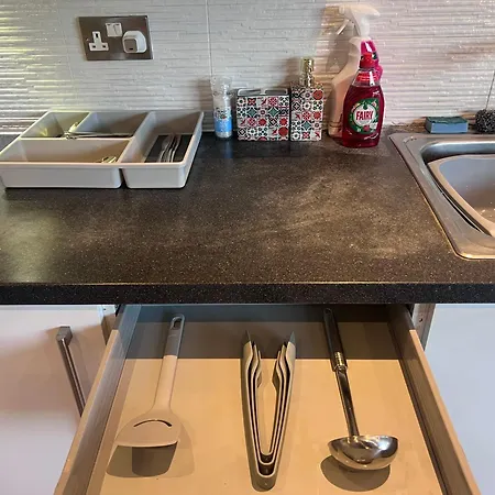 Spacious 2 Bed House In Manchester With Private Parking Манчестер