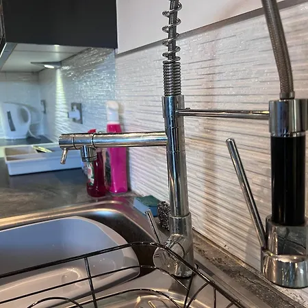 Дом отдыха Spacious 2 Bed House In Manchester With Private Parking Манчестер