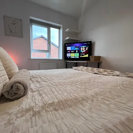 Spacious 2 Bed House In Manchester With Private Parking * Manchester