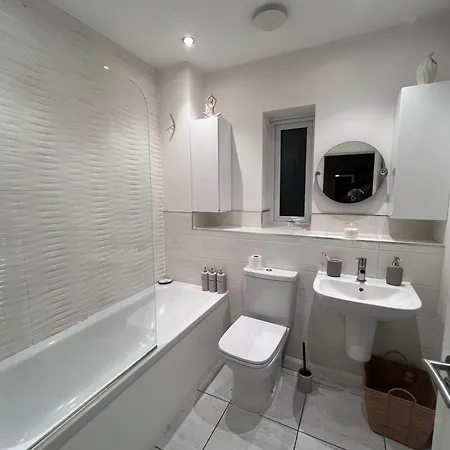 Spacious 2 Bed House In Manchester With Private Parking