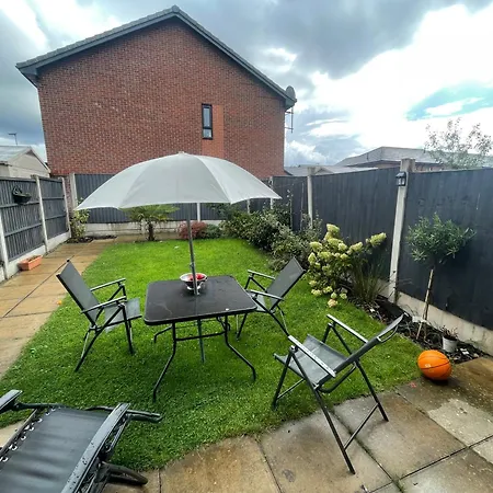Semesterbostad Spacious 2 Bed House In Manchester With Private Parking