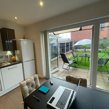 Spacious 2 Bed House In Manchester With Private Parking 펜션 *