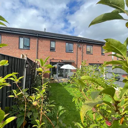 Spacious 2 Bed House In Manchester With Private Parking
