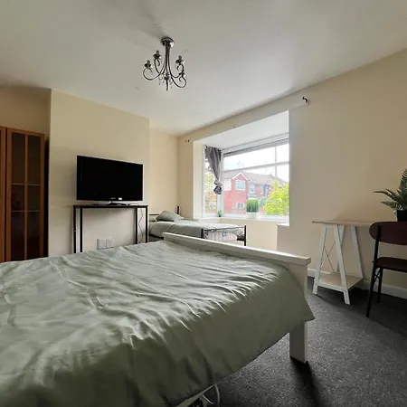 Holiday home Budget Spacious 3 Bed In Manchester