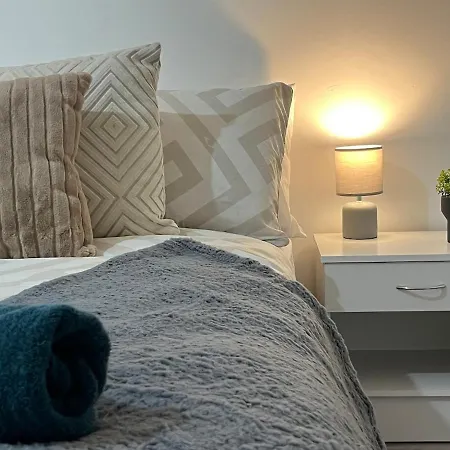 1Br-2 Double Beds-Sleeps 6-Perfect For Long Stays *
