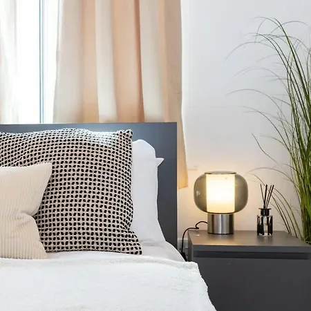 2 Bed Centre Flat Sleeps 6 Apartment Manchester