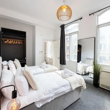 2 Bed Centre Flat Sleeps 6 Apartment