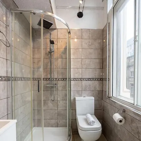 2 Bed Centre Flat Sleeps 6 *