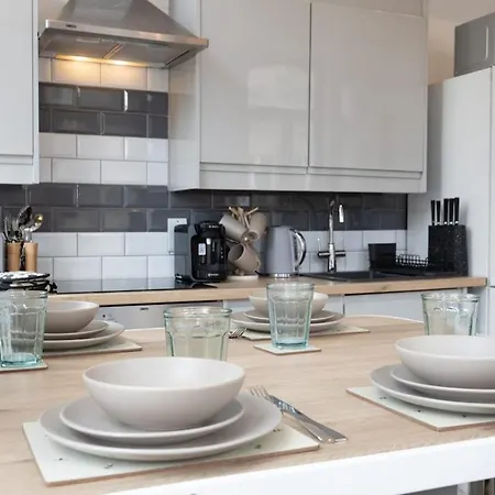 2 Bed Centre Flat Sleeps 6 *
