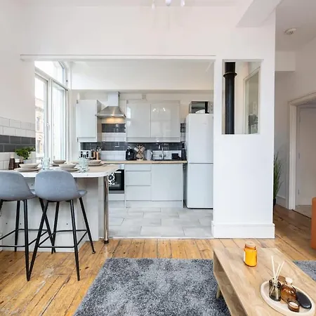 2 Bed Centre Flat Sleeps 6 Manchester