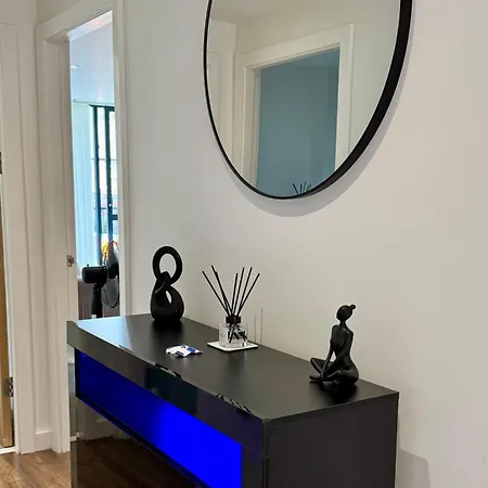Stylish 2-bed Private Parking 10mins To Centre Apartament