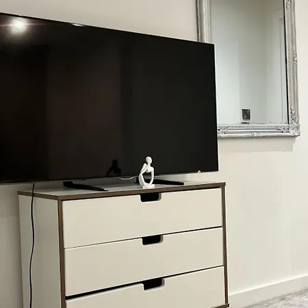 Stylish 2-bed Private Parking 10mins To Centre Manchester