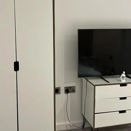 Stylish 2-bed Private Parking 10mins To Centre Apartament