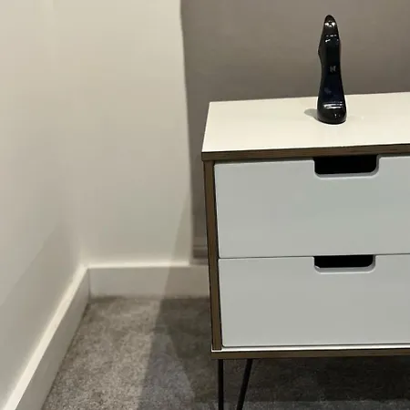 Apartament Stylish 2-bed Private Parking 10mins To Centre