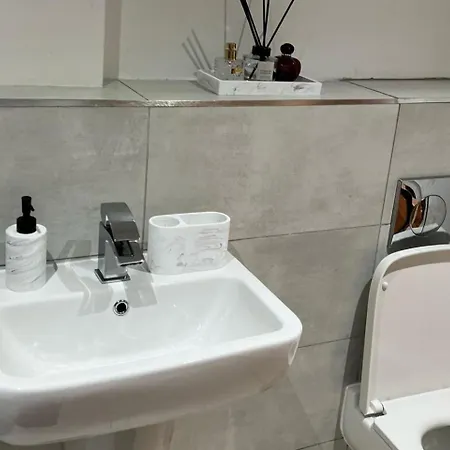Stylish 2-bed Private Parking 10mins To Centre Apartament Manchester