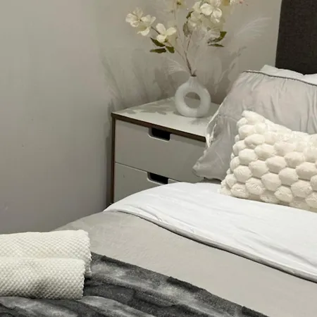 Apartament Stylish 2-bed Private Parking 10mins To Centre *