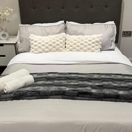 Stylish 2-bed Private Parking 10mins To Centre Apartament *
